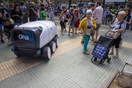 Barcelona Da Luz Verde al Futuro: Robots de Reparto Autónomos Conquistan las Aceras del Distrito