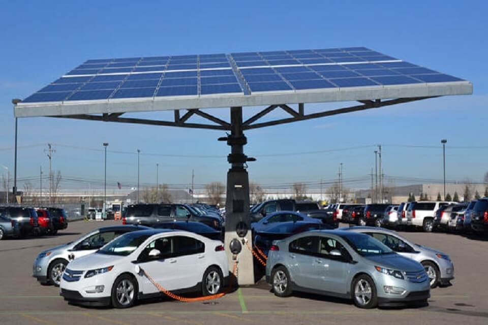 Revolución energética doméstica: el vehículo eléctrico se convierte en la batería de tu hogar gracias a un cargador andaluz